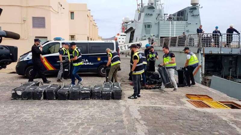 La droga y los detenidos, a su llegada este martes al Arsenal Militar de Las Palmas (Foto Canarias7)