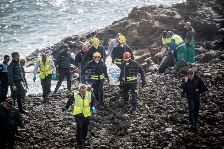 Efectivos de los servicios de emergencias trasladan el cuerpo de uno de los fallecidos (Foto EFE / Javier Fuentes)