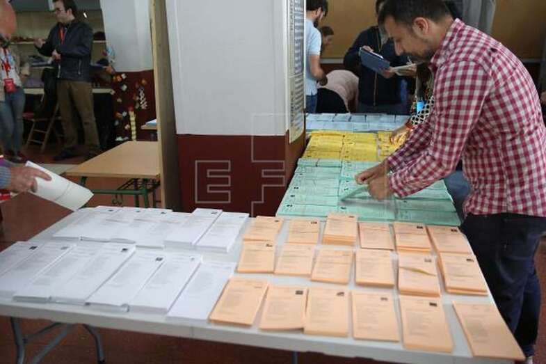 Imagen de una de las mesas electorales dispuestas para las elecciones municipales, autonómicas, insulares y europeas (Foto EFE / Cristóbal García)