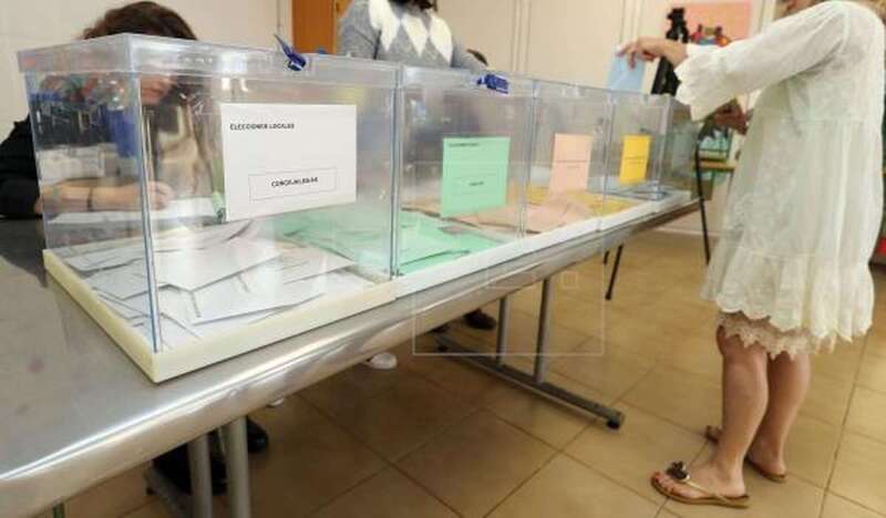 Imagen de una mesa electoral de Las Palmas de Gran Canaria (Foto EFE /Elvira Urquijo A.)