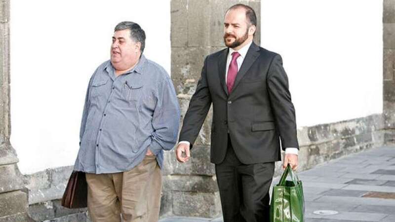 Imagen de archivo del empresario Evaristo González junto a su abogado (Foto Canarias7)