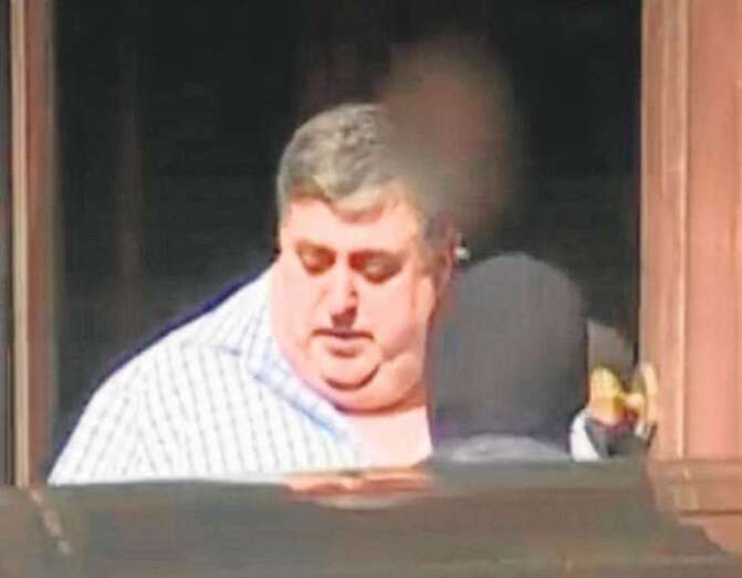 Evaristo González junto a agentes policiales en el registro de su despacho (Foto Antena3 Noticias)