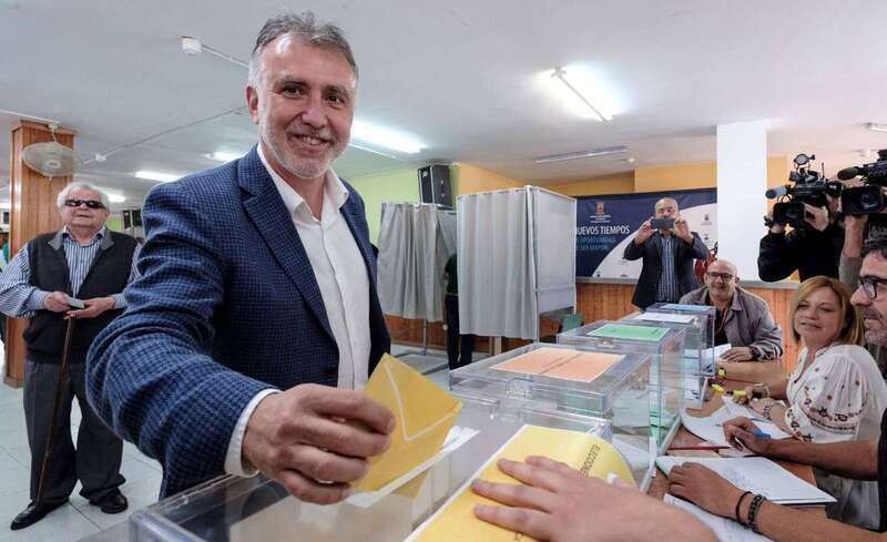 Ángel Victor Torres, en el momento de votar el pasado domingo en su colegio electoral (Ángel Medina/EFE)