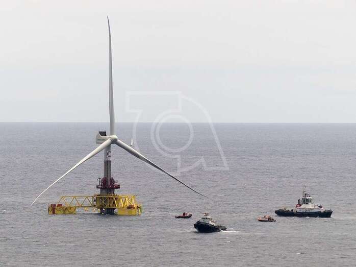 Imagen de archivo del aerogenerador marino de Plocan, anclado en la costa de Telde (Foto TA)