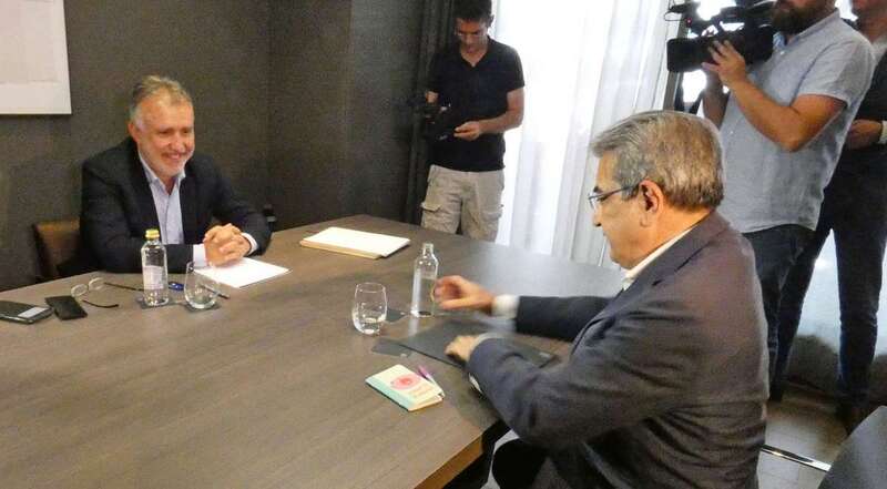 El secretario general del PSOE de Canarias, Angel Víctor Torres, con Román Rodríguez, presidente nacional de NC ()Foto Acfi Press)