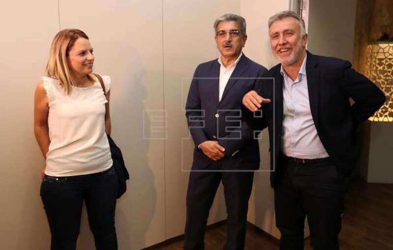 Foto de archivo de la secretaria general de Podemos en Canarias, Noemí Santana, con sus homólogos del PSOE, Ángel Víctor Torres (d), y Nueva Canarias, Román Rodríguez (Foto EFE / Elvira Urquijo A.)