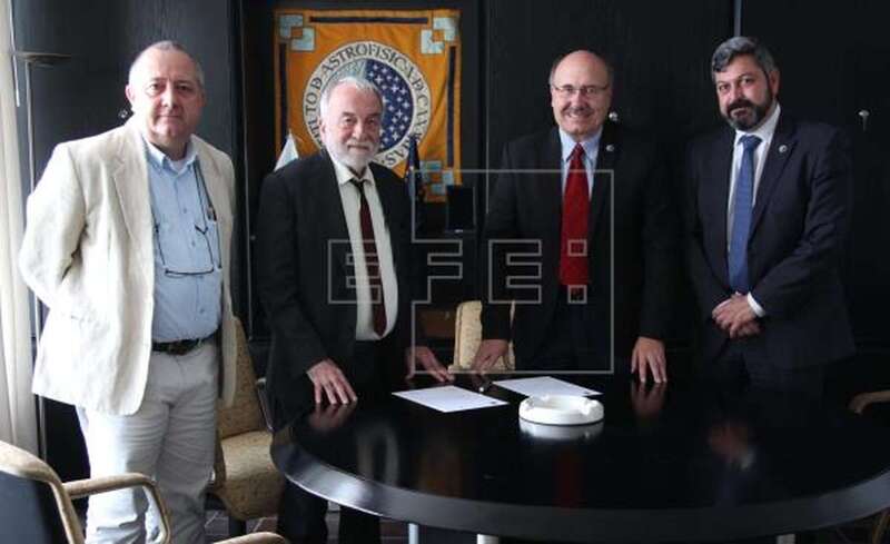 Foto facilitada por el Instituto de Astrofísica de Canaria de su director, Rafael Rebolo (2d), con el presidente del Instituto Nacional de Astrofísica de Italia, NicolÃ² D'Amico (2i)