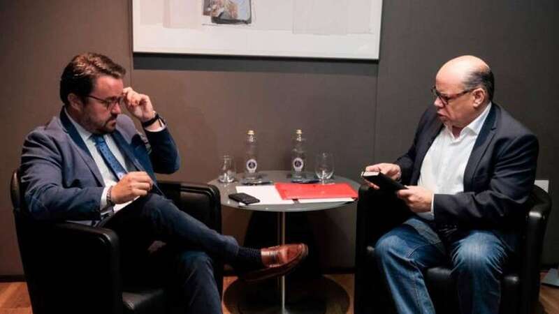 Asier Antona, con el negociador de CC, José Miguel Barragán, en una de las reuniones en busca de acuerdo (Foto Canarias7)