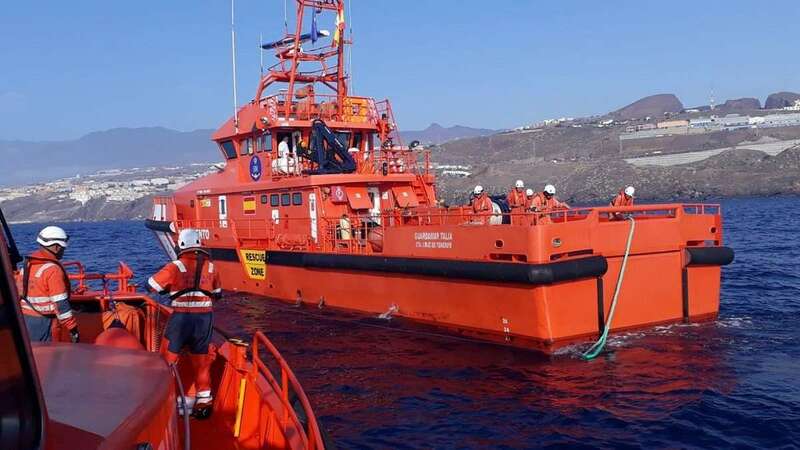 Imagen de las embarcaciones de Salvamento Marítimo en la costa de Arona (Foto TA)