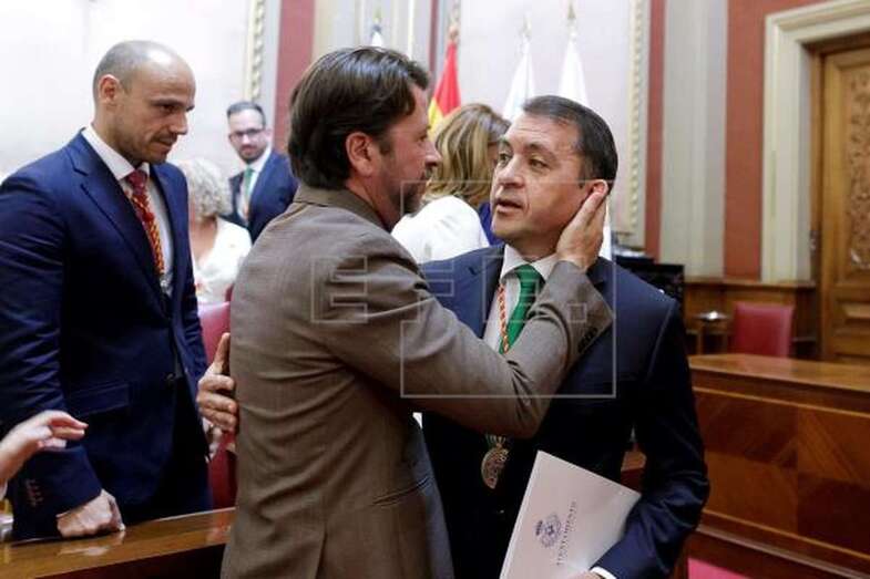 l alcalde saliente de Santa Cruz de Tenerife, José Manuel Bermúdez (d), recibe el apoyo del presidente en funciones del Cabildo de Tenerife, su compañero de CC Carlos Alonso (Foto Efe)