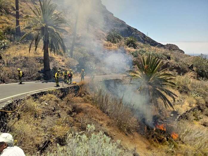 Imagen de un equipo EIRIF interviniendo el pasado jueves en un conato de incendio en La Gomera (Foto TA)
