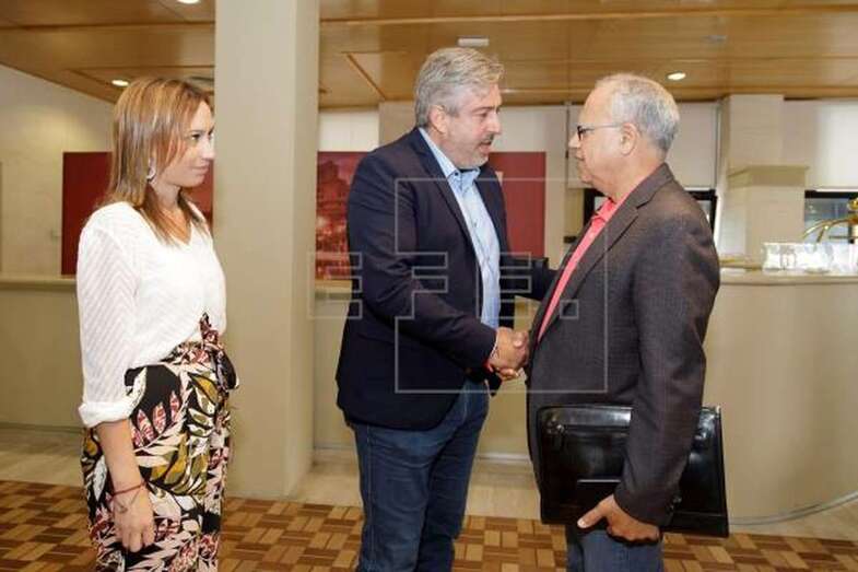 Casimiro Curbelo (d), junto a los socialistas Nira Fierro y Jorge Tomás González (Foto Efe / Ramón de la Rocha)