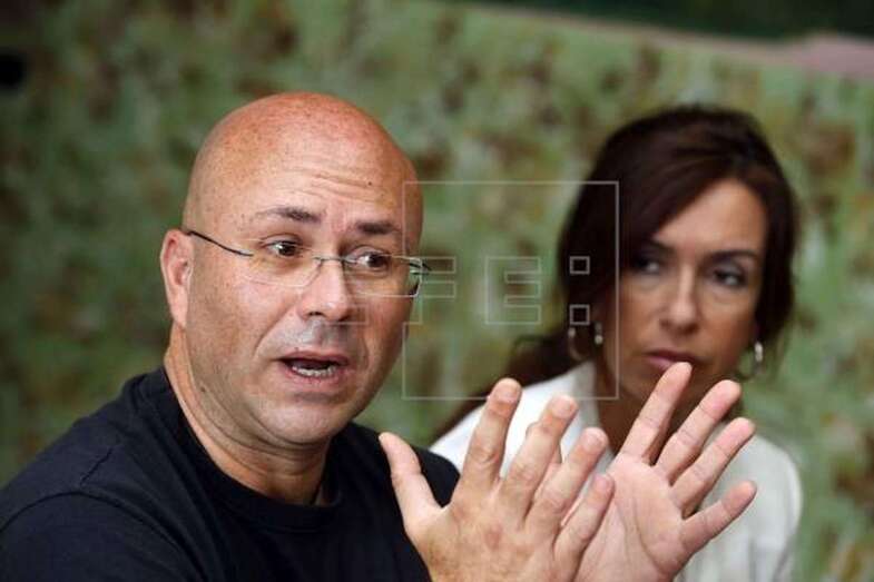 El coordinador de CEAR en Canarias, Juan Carlos Lorenzo, y la abogada Beatriz Alfonso (Foto EFE / Elvira Urquijo A.)