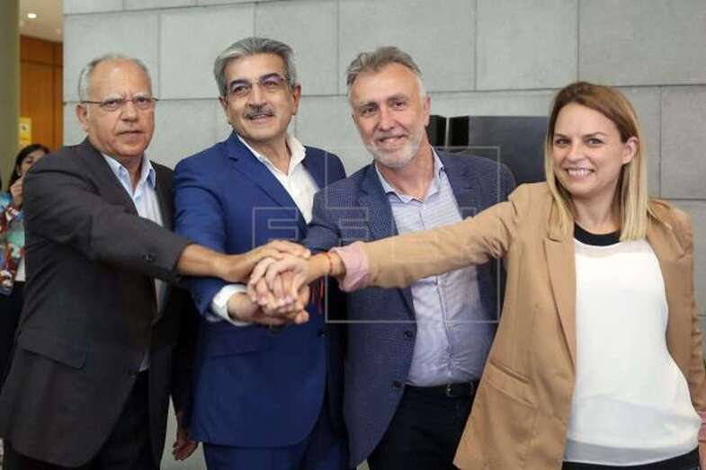 Ángel Víctor Torres (2d), flanqueado por Noemí Santana, Román Rodríguez (2i) y Casimiro Curbelo (Foto Efe / Cristóbal García)