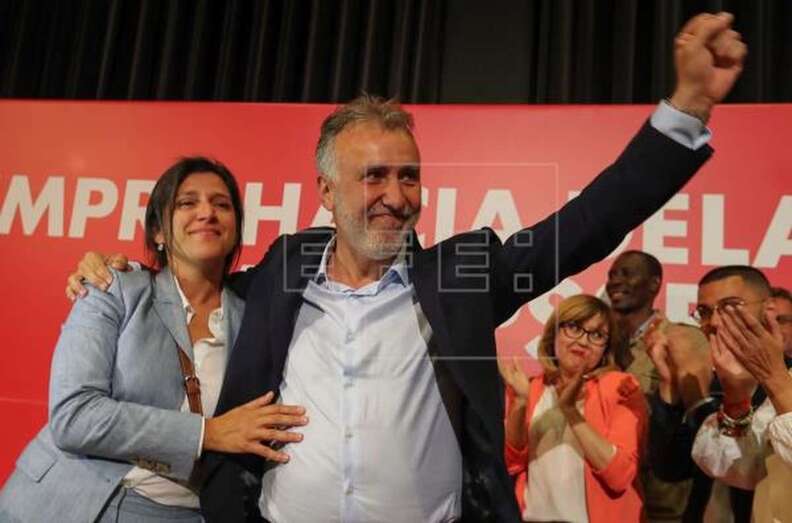 El candidato del PSOE a presidente del Gobierno de Canarias, Angel Víctor Torres, y su mujer Ivana celebran los resultados de las elecciones (Foto EFE / Elvira Urquijo A.)
