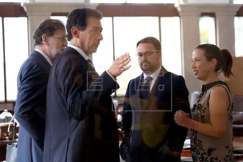 El presidente del PP en Canarias, Asier Antona, y la alcaldesa de la capital tinerfeña, la socialista Patricia Hernández, antes de comenzar en Foro del Atántico donde intervino este jueves Mariano Rajoy (EFE / Cristóbal García)