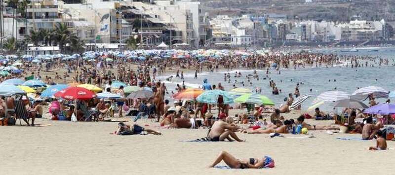 Turistas y vecinos mitigan en la playa de Las Canteras las altas temperaturas (Foto Efe / Elvira Urquijo A.)