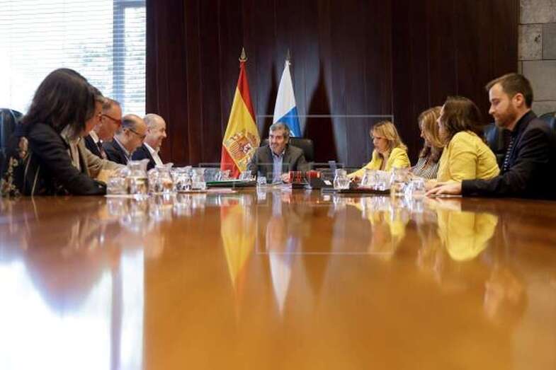 El presidente del Gobierno de Canarias en funciones, Fernando Clavijo (c), presidió este lunes el Consejo de Gobierno (Foto Efe / Ramón de la Rocha)