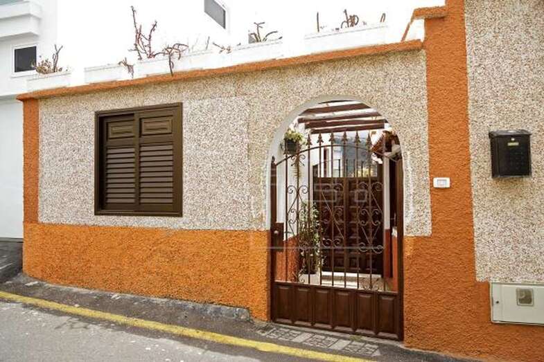 Vista de la vivienda situada en el municipio tinerfeño de Icod de los Vinos (Foto Efe / Ramón de la Rocha)