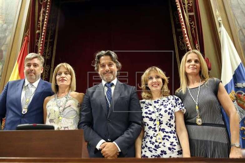 El socialista Gustavo Matos (c) posa con el resto de los miembros de la Mesa del Parlamento tras ser elegido presidente del Parlamento de Canarias al inició de la X legislatura (Foto Efe)