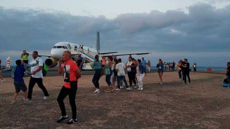 Pasaje bajando del avión amenazado en Fuerteventura (Foto Ramón Castaño)