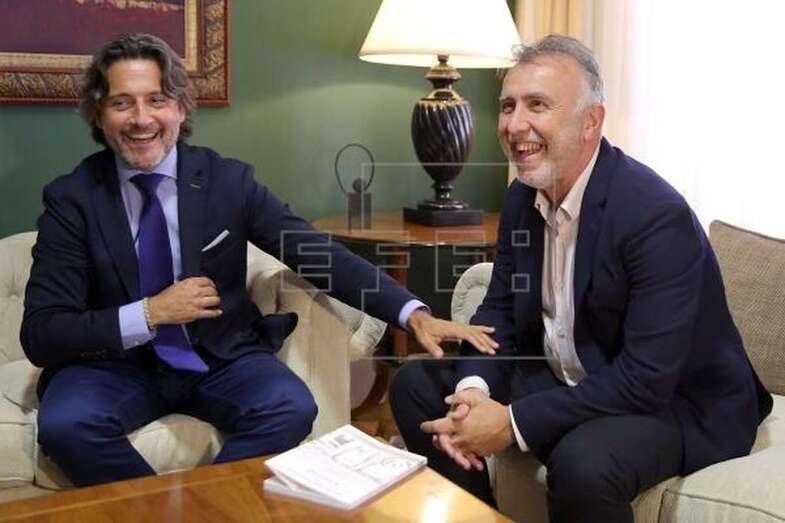El presidente del Parlamento de Canarias, Gustavo Matos, y el candidato y líder socialista Ángel Víctor Torres, reunidos este jueves (Foto Efe / Cristóbal García)