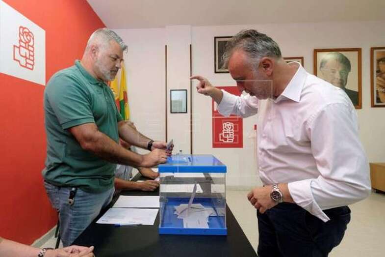 El secretario general del PSOE y candidato a la Presidencia del Gobierno regional, Ángel Víctor Torres (d), depositó su voto este sábado en la consulta a la militancia sobre el pacto para la gobernabilidad de Canarias (Foto Efe /Ángel Medina)