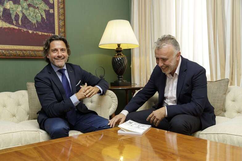 El presidente del Parlamento canario, Gustavo Matos, y el candidato a la Presidencia del Gobierno, Ángel Víctor Torres (Foto TA)