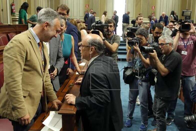 El socialista Ángel Víctor Torres (i) conversa con el secretario general de Coalición Canaria, José Miguel Barragán (c) (Foto TA)