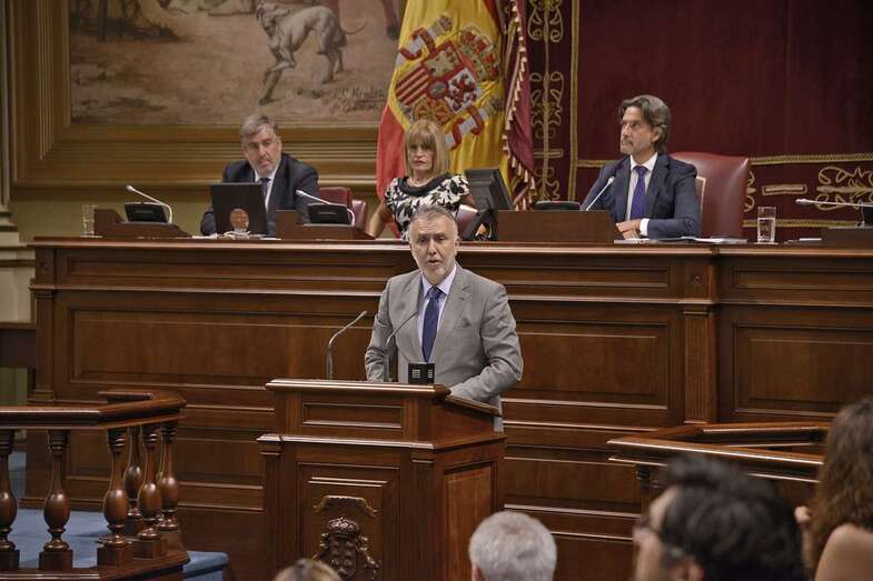 El socialista Ángel Víctor Torres, este jueves durante su intervención en el Parlamento (Foto TA)