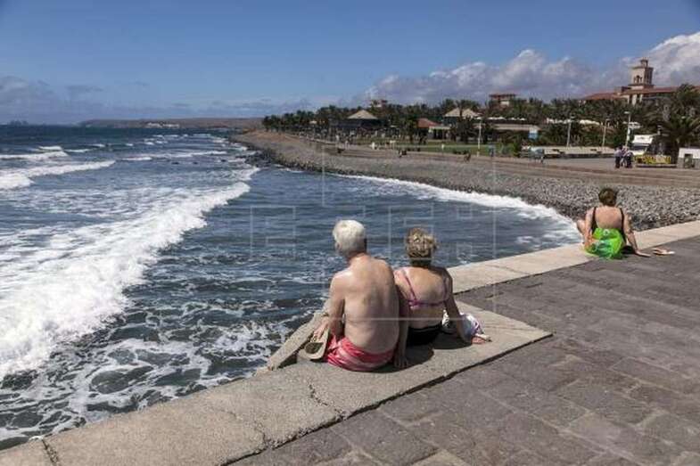 Foto de archivo de un turistas en el paso de Meloneras ( Efe / Ángel Medina G.)