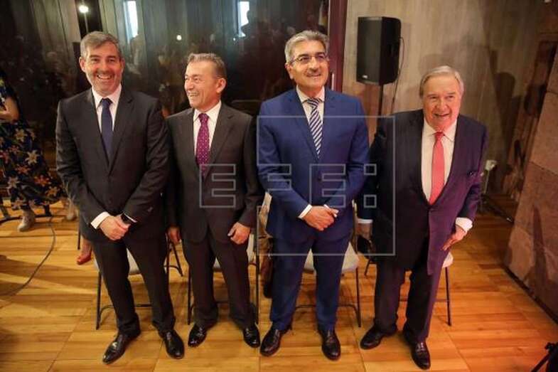 Román Rodríguez, este martes junto a los también expresidentes canarios Fernando Clavijo, Paulino Rivero y Jerónimo Saavedra (Foto Efe)