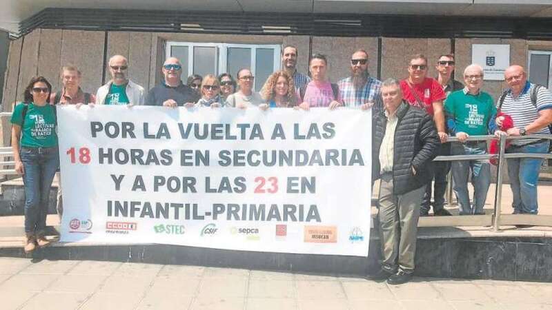 Delegados sindicales concentrados el pasado mes de marzo junto a la Dirección Territorial de Educación en Gran Canaria (Foto Canarias7)