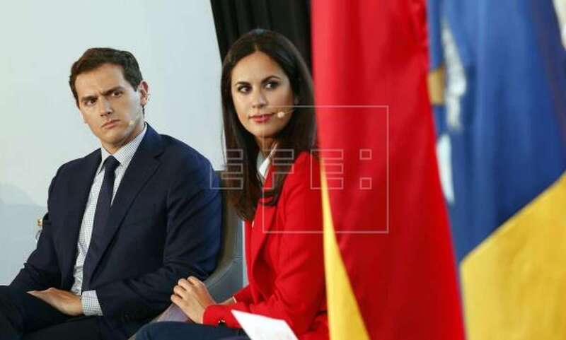 Foto de archivo del presidente de Ciudadanos (Cs), Albert Rivera, junto a la diputada Vidina Espino, miembro de la dirección a la que sustituye la gestora (Foto Efe / Elvira Urquijo A.)