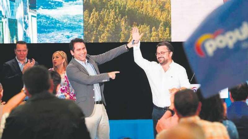 Teodoro García Egea (i), levanta la mano de Asier Antona (d) en un acto de campaña (Foto Canarias7)