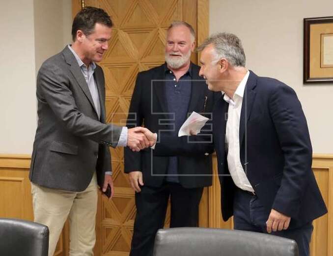 Ángel Víctor Torres recibió este miércoles a Kevin de la Noy y Karl McMilan (Foto Efe / Elvira Urquijo A.)