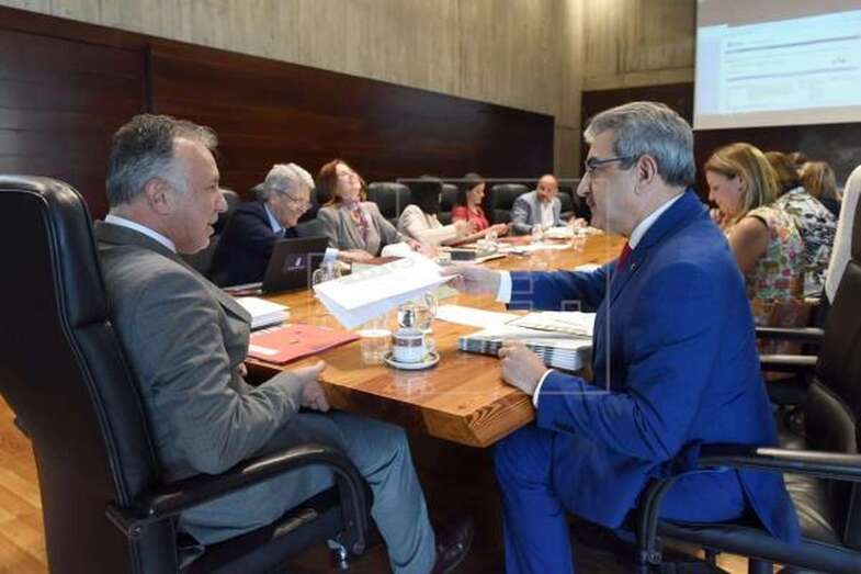 El presidente Ángel Víctor Torres y el vicepresidente Román Rodríguez, este jueves antes del Consejo de Gobierno (Efe / Cristóbal García)