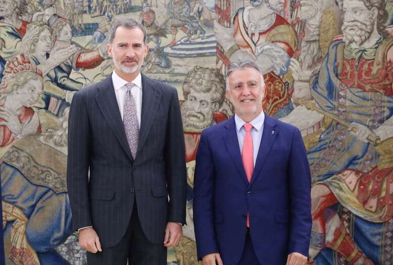 El rey Felipe VI posa junto al presidente de Canarias, el socialista Ángel Víctor Torres (Foto TA)