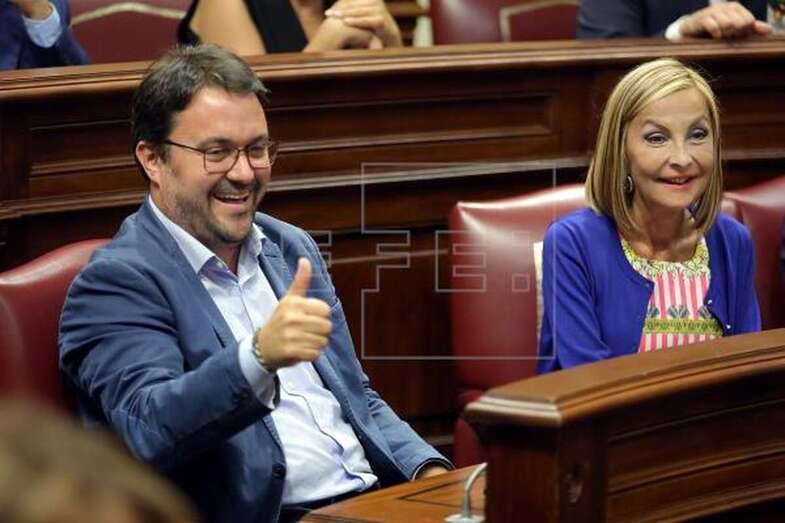 El presidente del PP de Canarias, Asier Antona (i), fue nombrado este martes senador por la comunidad autónoma. EFE/ Cristóbal García