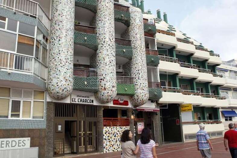 Imagen de unos apartamentos en la playa de Las Canteras (Foto Efe / Elvira Urquijo A.)