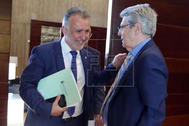 El presidente Ángel Víctor Torres (i), saluda al consejero Julio Pérez (Foto Efe / Cristóbal García)