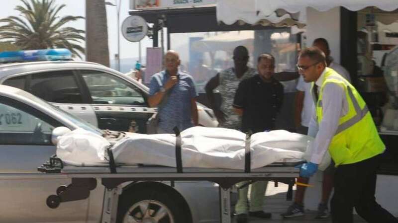 Imagen del momento en el que los servicios funerarios retiran el cadáver del hombre (Foto Canarias7 / José Luis Carrasco)