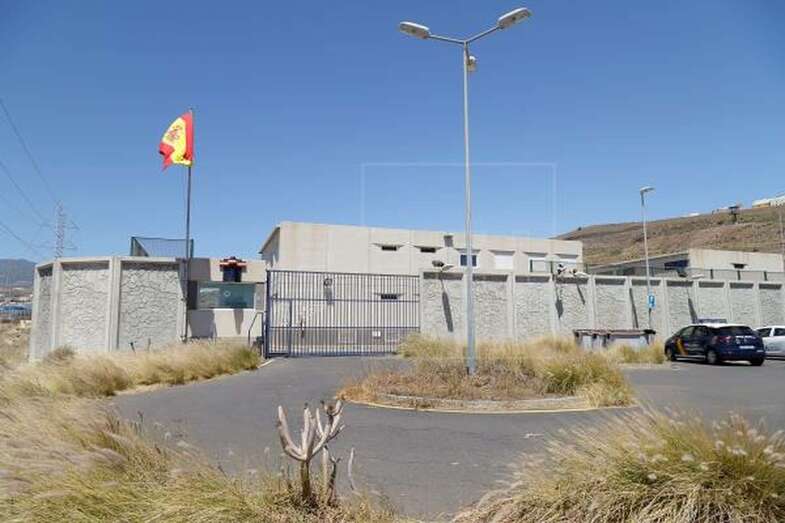 Centro de Internamiento de Extranjeros de Hoya Fría ( Foto Efe / Ramón de la Rocha)