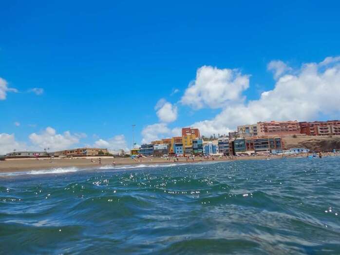 Imagen de archivo de la playa de Melenara durante el mes de julio (Foto Antonio Rico)