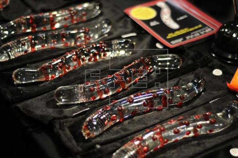 Imagen de archivo de artículos exhibido en un Festival Internacional del Sexo en Toronto (Foto Efe)