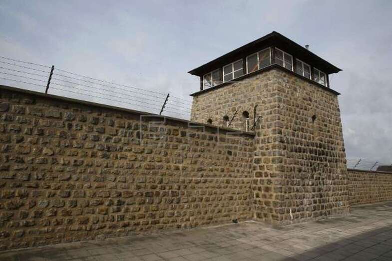 Imagen de archivo de una parte del muro exterior del campo de concentración nazi de Mauthausen (Efe / Paco Campos)