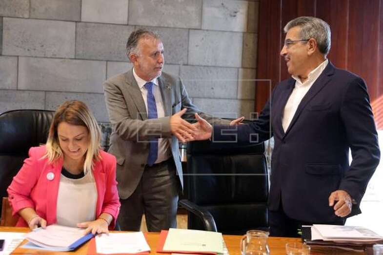 El presidente de Canarias, Ángel Víctor Torres (c), saluda al vicepresidente Román Rodríguez (d) (Foto Efe / Cristóbal García)