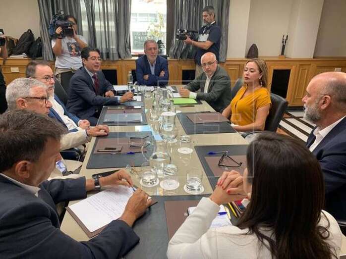 Imagen cedida por el Gobierno de Canarias de la reunión de este martes entre el presidente regional, Ángel Víctor Torres (c), y representantes de los cabildos de Lanzarote, Fuerteventura, Tenerife y Gran Canaria (Foto Efe)