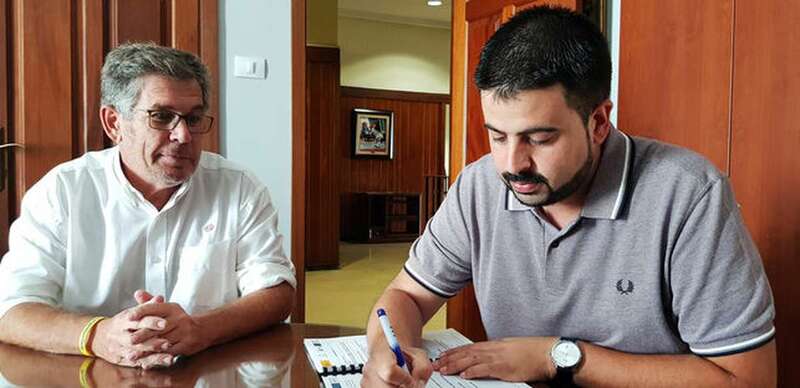 Firma del contrato de compra (Foto TA)