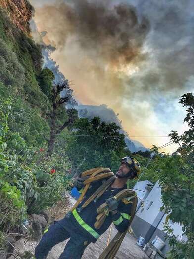 Efectivos que han participado en la extinción del incendio (Foto TA)